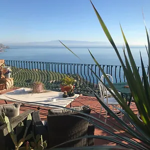 לינה וארוחת בוקר La Terrazza Sul Mare, טאורמינה